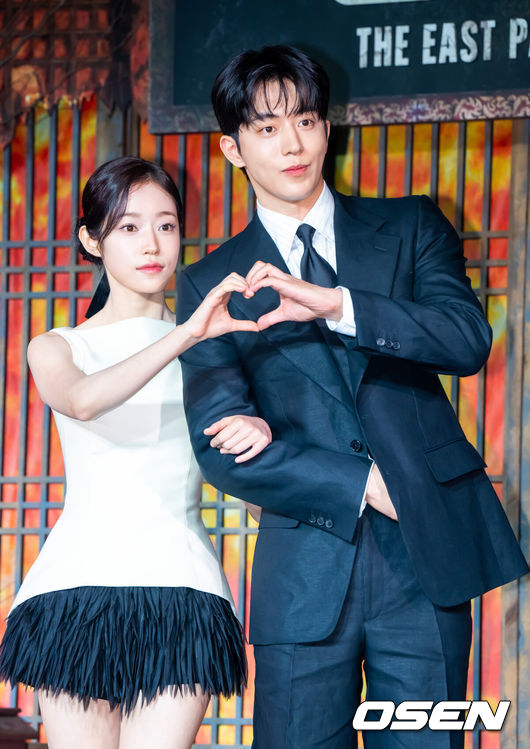 [OSEN=박준형 기자] 8일 서울 여의도 페어몬트 앰버서더 서울에서 넷플릭스 시리즈 ‘동궁’ 제작발표회가 진행됐다.넷플릭스 시리즈 ‘동궁’ 은 귀(⻤)의 세계를 넘나드는 능력을 가진 구천(남주혁)과 비밀을 간직한 궁녀 생강(노윤서)이 왕(조승우)의 부름을 받고 동궁에 깃든 저주를 파헤치면서 벌어지는 이야기로 이날 행사에는 최정규 감독과 남주혁, 노윤서, 조승우가 참석했다. 배우 노윤서와 남주혁이 포즈를 취하고 있다.  2026.07.08 / soul1014@osen.co.kr