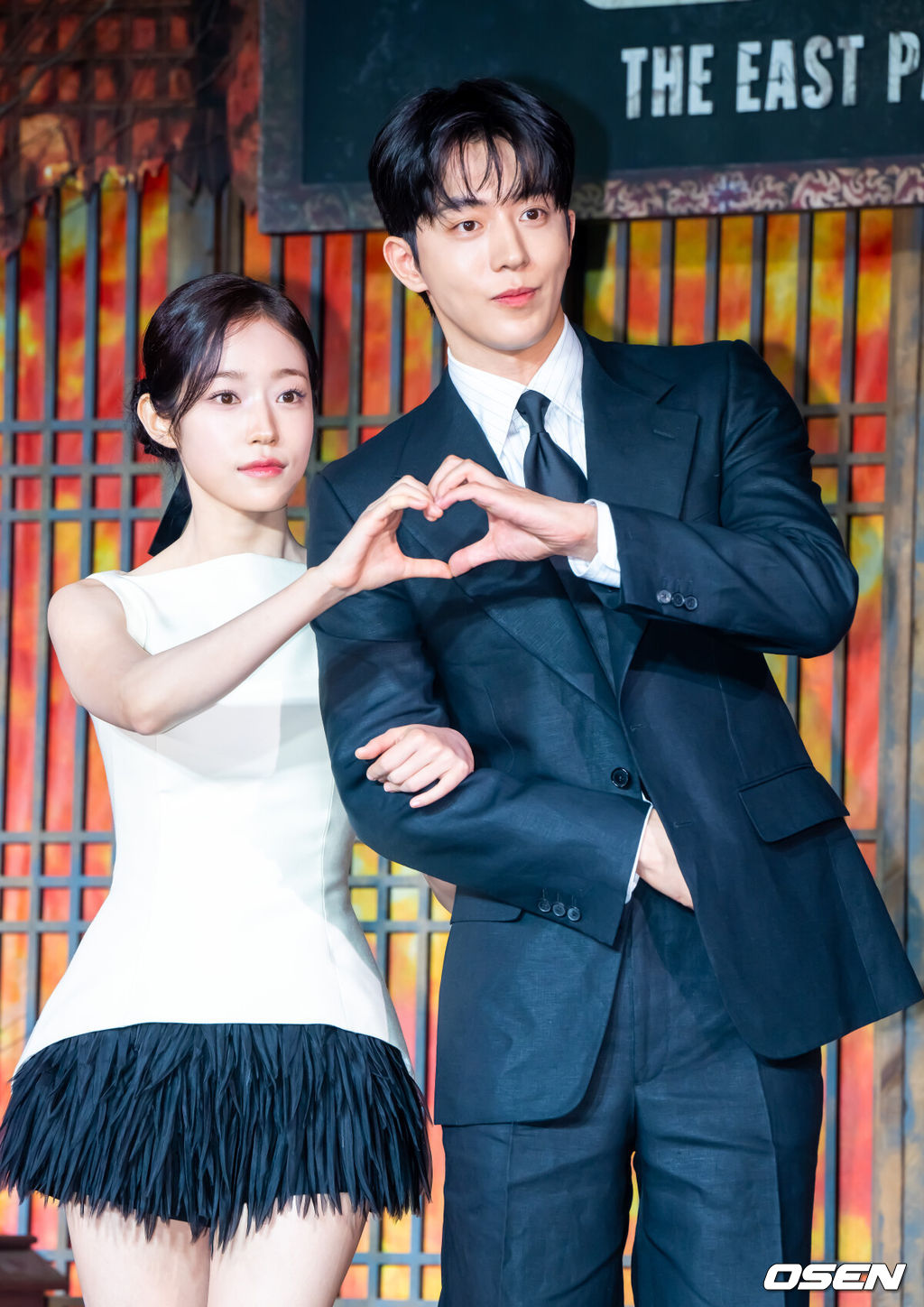 8일 서울 여의도 페어몬트 앰버서더 서울에서 넷플릭스 시리즈 ‘동궁’ 제작발표회가 진행됐다.넷플릭스 시리즈 ‘동궁’ 은 귀(⻤)의 세계를 넘나드는 능력을 가진 구천(남주혁)과 비밀을 간직한 궁녀 생강(노윤서)이 왕(조승우)의 부름을 받고 동궁에 깃든 저주를 파헤치면서 벌어지는 이야기로 이날 행사에는 최정규 감독과 남주혁, 노윤서, 조승우가 참석했다. 배우 노윤서와 남주혁이 포즈를 취하고 있다.  2026.07.08 / soul1014@osen.co.kr