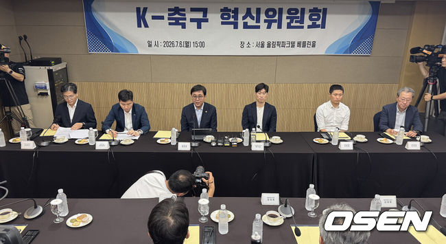 [OSEN=이대선 기자] 6일 오후 서울 올림픽파크텔에서 K-축구 혁신위원회 출범식이 열렸다.최휘영 문체부 장관과 박지성 FIFA 위원이 공동위원장을 맡고 축구·체육계 인사들이 참여하는 혁신위원회는 한국 축구의 구조적 문제를 진단하고 거버넌스 개선, 유소년 육성, 첨단 기술 도입 등 중장기 발전 방안을 마련할 계획이다.참석자들이 모두발언을 듣고 있다. 2026.07.06 /sunday@osen.co.kr