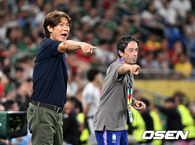 [OSEN=몬테레이(멕시코), 이대선 기자] 홍명보 감독이 이끄는 대한민국 축구대표팀은 25일(이하 한국시간) 오전 10시 멕시코 몬테레이 스타디움에서 개최된 2026 국제축구연맹(FIFA) 북중미 월드컵 조별리그 A조 최종전에서 남아프리카공화국에게 0-1 충격패를 당했다.&nbsp;1승2패가 된 한국은 A조 3위로 밀리며 32강 자력진출에 실패했다. 한국은 나머지 조들의 상황을 따져보고 32강에 진출할 가능성은 남아있다.후반 대한민국 홍명보 감독이 작전을 지시하고 있다. 2026.06.25 /sunday@osen.co.kr