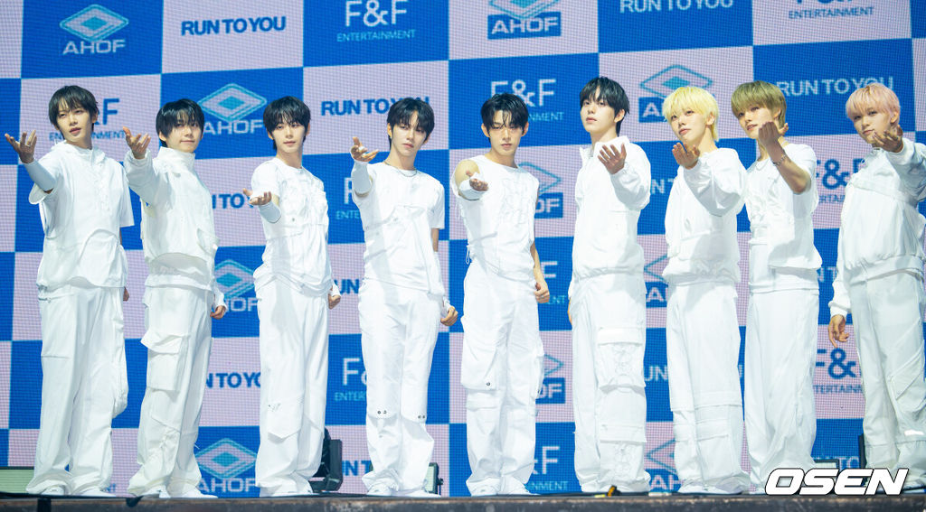 그룹 아홉의 세 번째 미니앨범 'RUN TO YOU' 발매 기념 미디어 쇼케이스가 8일 오후 서울 광진구 예스24 라이브홀에서 열렸다.그룹 아홉(AHOF-스티븐, 서정우, 차웅기, 장슈아이보, 박한, 제이엘, 박주원, 즈언, 다이스케)의 'RUN TO YOU'는 아홉이 약 8개월 만에 선보이는 새 앨범으로 총 다섯 개 트랙이 수록됐다. 아홉이 포토타임을 갖고 있다. 2026.07.08 / rumi@osen.co.kr