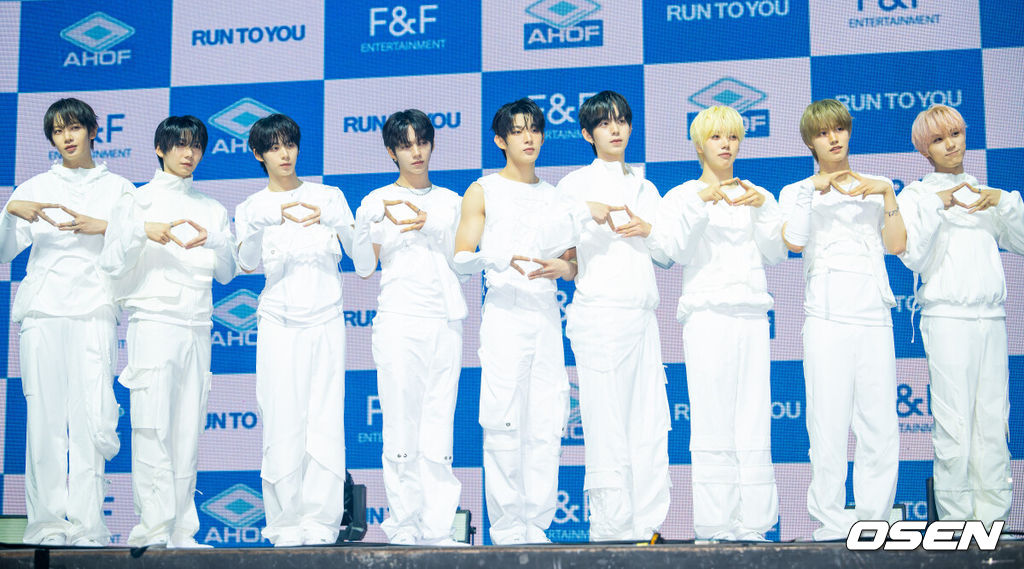 그룹 아홉의 세 번째 미니앨범 'RUN TO YOU' 발매 기념 미디어 쇼케이스가 8일 오후 서울 광진구 예스24 라이브홀에서 열렸다.그룹 아홉(AHOF-스티븐, 서정우, 차웅기, 장슈아이보, 박한, 제이엘, 박주원, 즈언, 다이스케)의 'RUN TO YOU'는 아홉이 약 8개월 만에 선보이는 새 앨범으로 총 다섯 개 트랙이 수록됐다. 아홉이 포토타임을 갖고 있다. 2026.07.08 / rumi@osen.co.kr