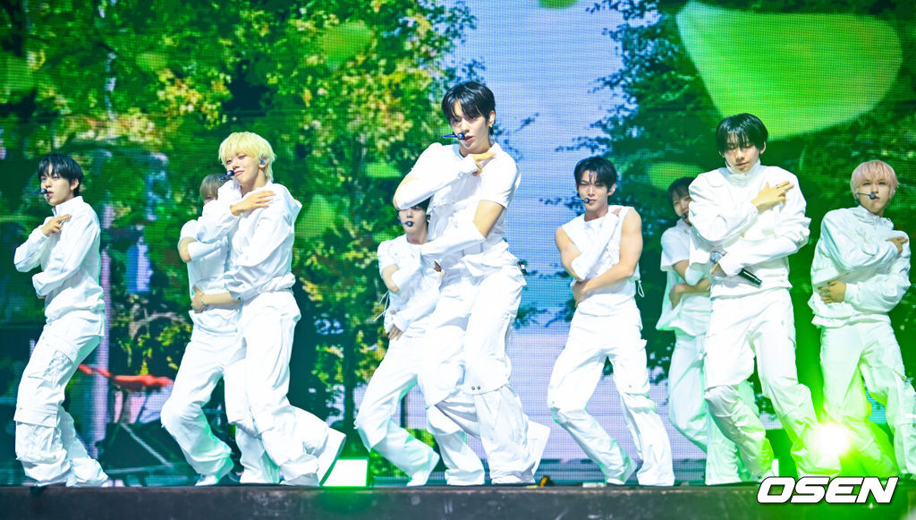 그룹 아홉의 세 번째 미니앨범 'RUN TO YOU' 발매 기념 미디어 쇼케이스가 8일 오후 서울 광진구 예스24 라이브홀에서 열렸다.그룹 아홉(AHOF-스티븐, 서정우, 차웅기, 장슈아이보, 박한, 제이엘, 박주원, 즈언, 다이스케)의 'RUN TO YOU'는 아홉이 약 8개월 만에 선보이는 새 앨범으로 총 다섯 개 트랙이 수록됐다. 아홉이 화려한 무대를 선보이고 있다. 2026.07.08 / rumi@osen.co.kr