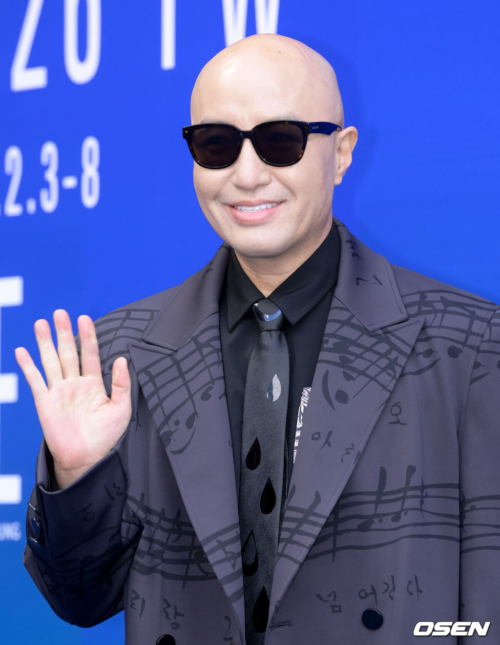 6일 서울 동대문디자인플라자(DDP)에서 '2026 F/W 서울패션위크' 라이 패션쇼 및 포토월 행사가 진행됐다.2026 F/W 서울패션위크는 오는 8일까지 DDP를 중심으로 패션쇼(15개 브랜드), 트레이드쇼(92개 브랜드), 서울패션포럼, 시민참여 프로그램 등으로 꾸며진다. 방송인 홍석천이 포즈를 취하고 있다. 2026.02.06 /cej@osen.co.kr