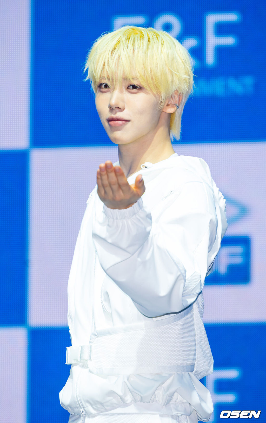 그룹 아홉의 세 번째 미니앨범 'RUN TO YOU' 발매 기념 미디어 쇼케이스가 8일 오후 서울 광진구 예스24 라이브홀에서 열렸다.그룹 아홉(AHOF-스티븐, 서정우, 차웅기, 장슈아이보, 박한, 제이엘, 박주원, 즈언, 다이스케)의 'RUN TO YOU'는 아홉이 약 8개월 만에 선보이는 새 앨범으로 총 다섯 개 트랙이 수록됐다. 아홉 차웅기가 포즈를 취하고 있다. 2026.07.08 / rumi@osen.co.kr