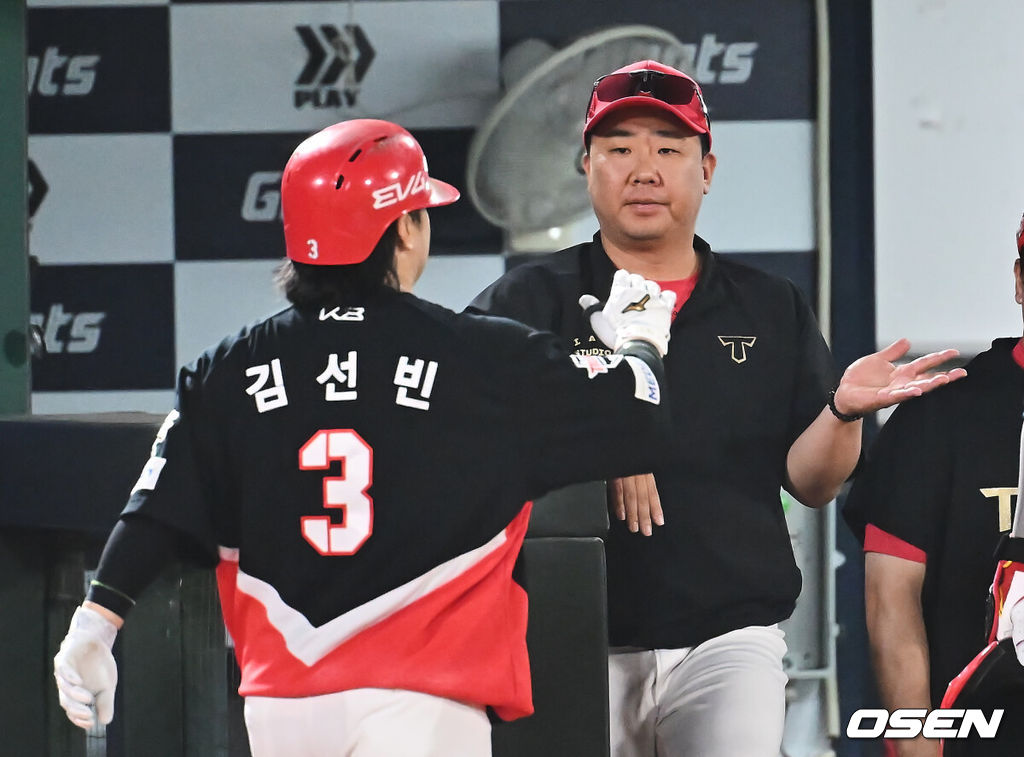 7일 부산 사직야구장에서 2025 신한 SOL 뱅크 KBO 리그 롯데 자이언츠와 KIA 타이거즈의 경기가 열렸다. 홈팀 롯데는 이민석이, 방문팀 KIA는 양현종이 선발 출전했다.KIA 타이거즈 이범호 감독이 5회초 무사 1루 좌월 2점 홈런을 친 김선빈과 하이파이브를 하고 있다. 2025.08.07 / foto0307@osen.co.kr
