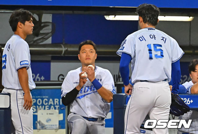 [OSEN=대구, 이석우 기자] 8일 대구삼성라이온즈파크에서 2026 신한 SOL KBO 리그 삼성 라이온즈와 LG 트윈스의 경기가 열렸다. 홈팀 삼성은 오러클린이, 방문팀 LG는 임찬규가 선발 출전했다. 삼성 라이온즈 미야지가 5회초 2사 2루 LG 트윈스 박동원에게 헤드샷을 던지고 교체되고 있다. 2026.07.08 / foto0307@osen.co.kr