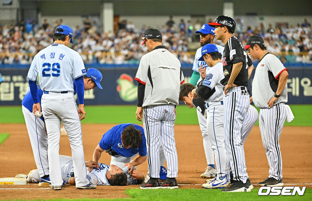 8일 대구삼성라이온즈파크에서 2026 신한 SOL KBO 리그 삼성 라이온즈와 LG 트윈스의 경기가 열렸다. 홈팀 삼성은 오러클린이, 방문팀 LG는 임찬규가 선발 출전했다. 삼성 라이온즈 류지혁이 6회초 무사 2루 투수 희생번트를 댄 LG 트윈스 구본혁과 충돌해 쓰러져 있다. 2026.07.08 / foto0307@osen.co.kr