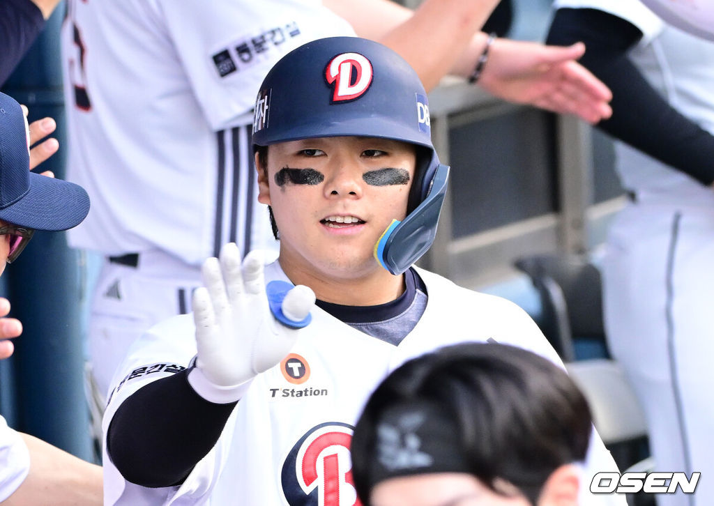 8일 서울 잠실야구장에서 ‘2026 신한 SOL Bank KBO리그’ 두산 베어스와 SSG 랜더스의 경기가 열렸다.홈팀 두산은 곽빈, 방문팀 SSG는 전영준을 선발로 내세웠다.2회말 2사 3루 상황 두산 윤준호가 역전 좌월 투런포를 날리고 홈을 밟은 뒤 더그아웃 동료들과 기뻐하고 있다. 2026.07.08 / dreamer@osen.co.kr