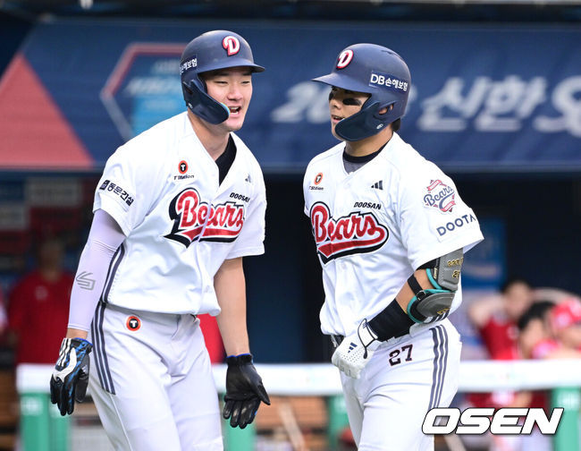 [OSEN=잠실, 최규한 기자] 8일 서울 잠실야구장에서 ‘2026 신한 SOL Bank KBO리그’ 두산 베어스와 SSG 랜더스의 경기가 열렸다.홈팀 두산은 곽빈, 방문팀 SSG는 전영준을 선발로 내세웠다.2회말 2사 3루 상황 두산 윤준호가 역전 좌월 투런포를 날리고 홈을 밟은 뒤 안재석과 기뻐하고 있다. 2026.07.08 / dreamer@osen.co.kr