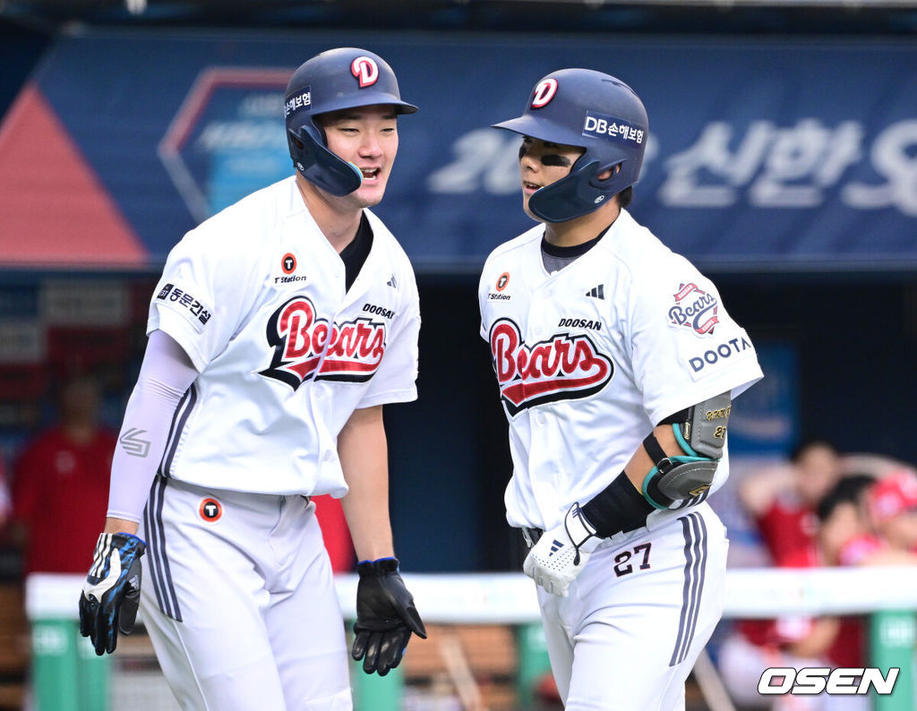 8일 서울 잠실야구장에서 ‘2026 신한 SOL Bank KBO리그’ 두산 베어스와 SSG 랜더스의 경기가 열렸다.홈팀 두산은 곽빈, 방문팀 SSG는 전영준을 선발로 내세웠다.2회말 2사 3루 상황 두산 윤준호가 역전 좌월 투런포를 날리고 홈을 밟은 뒤 안재석과 기뻐하고 있다. 2026.07.08 / dreamer@osen.co.kr
