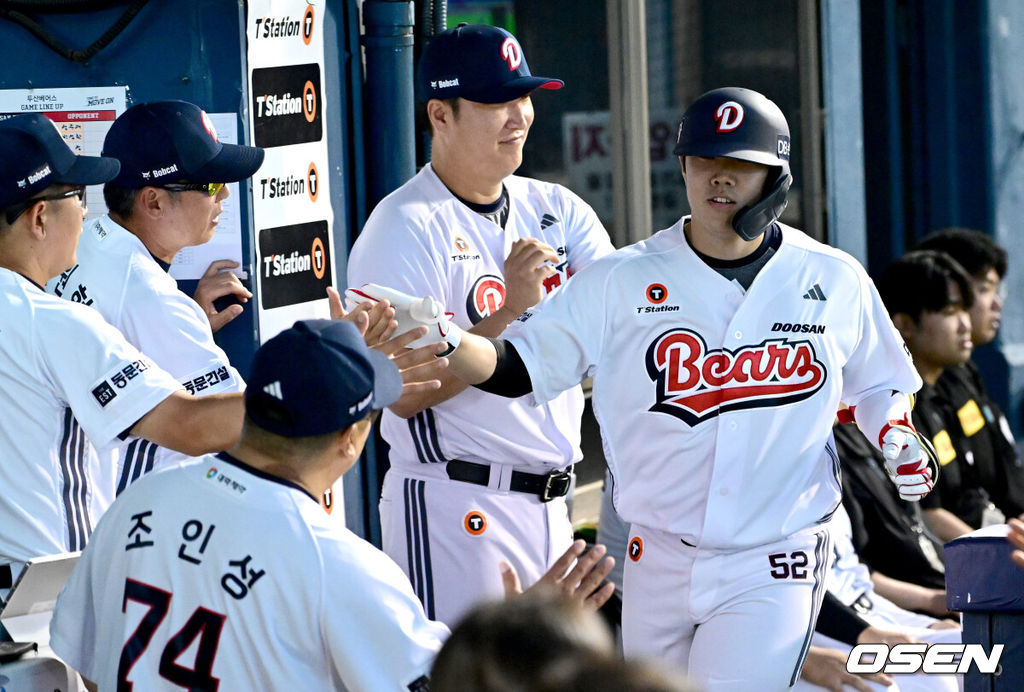 8일 서울 잠실야구장에서 ‘2026 신한 SOL Bank KBO리그’ 두산 베어스와 SSG 랜더스의 경기가 열렸다.홈팀 두산은 곽빈, 방문팀 SSG는 전영준을 선발로 내세웠다.5회말 무사 선두타자로 나선 두산 박준순이 달아나는 좌월 솔로포를 날리고 홈을 밟은 뒤 김원형 감독과 인사를 나누고 있다. 2026.07.08 / dreamer@osen.co.kr