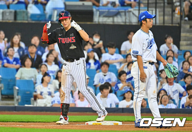 [OSEN=대구, 이석우 기자] 8일 대구삼성라이온즈파크에서 2026 신한 SOL KBO 리그 삼성 라이온즈와 LG 트윈스의 경기가 열렸다. 홈팀 삼성은 오러클린이, 방문팀 LG는 임찬규가 선발 출전했다. LG 트윈스 홍창기가 4회초 2사 1,3루 중견수 오른쪽 2타점 3루타를 치고 세리머니를 하고 있다. 2026.07.08 / foto0307@osen.co.kr
