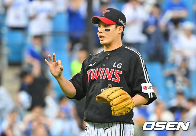 [OSEN=대구, 이석우 기자] 8일 대구삼성라이온즈파크에서 2026 신한 SOL KBO 리그 삼성 라이온즈와 LG 트윈스의 경기가 열렸다. 홈팀 삼성은 오러클린이, 방문팀 LG는 임찬규가 선발 출전했다. LG 트윈스 선발 투수 임찬규가 사인을 보내고 있다. 2026.07.08 / foto0307@osen.co.kr