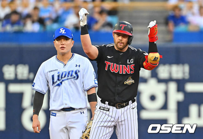[OSEN=대구, 이석우 기자] 8일 대구삼성라이온즈파크에서 2026 신한 SOL KBO 리그 삼성 라이온즈와 LG 트윈스의 경기가 열렸다. 홈팀 삼성은 오러클린이, 방문팀 LG는 임찬규가 선발 출전했다. LG 트윈스 오스틴이 3회초 2사 1루 좌익수 왼쪽 1타점 2루타를 치고 세리머니를 하고 있다. 2026.07.08 / foto0307@osen.co.kr