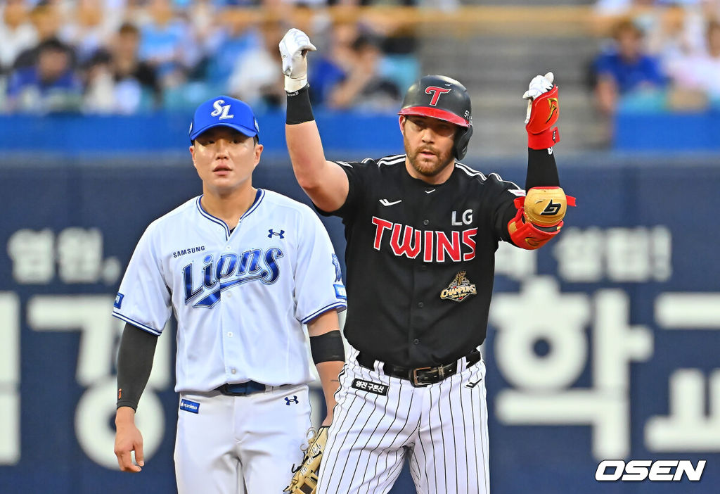 8일 대구삼성라이온즈파크에서 2026 신한 SOL KBO 리그 삼성 라이온즈와 LG 트윈스의 경기가 열렸다. 홈팀 삼성은 오러클린이, 방문팀 LG는 임찬규가 선발 출전했다. LG 트윈스 오스틴이 3회초 2사 1루 좌익수 왼쪽 1타점 2루타를 치고 세리머니를 하고 있다. 2026.07.08 / foto0307@osen.co.kr