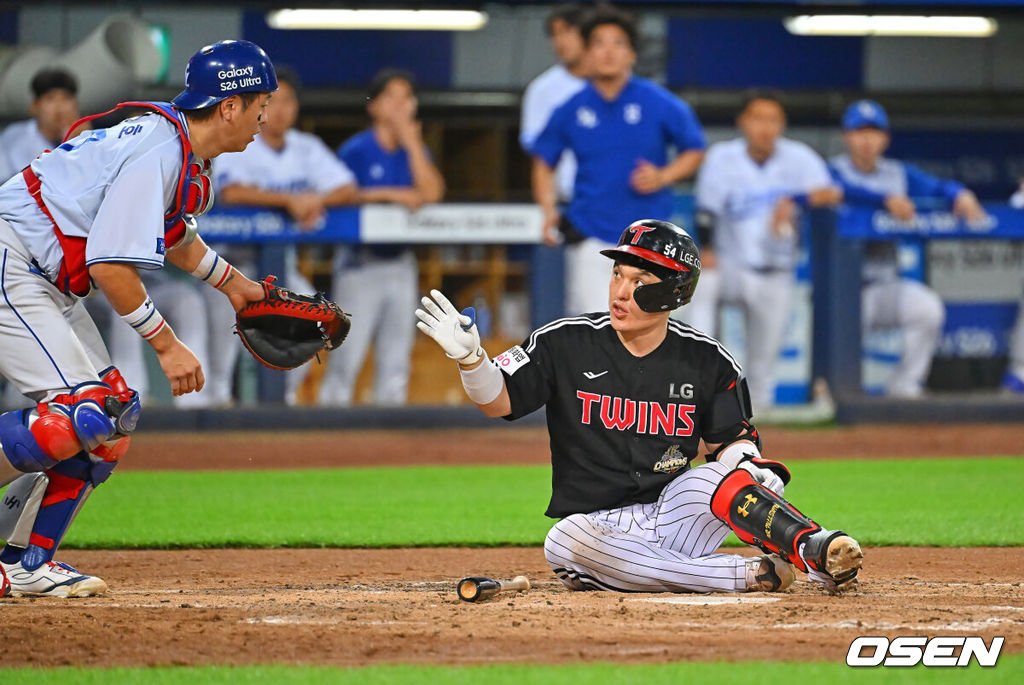 8일 대구삼성라이온즈파크에서 2026 신한 SOL KBO 리그 삼성 라이온즈와 LG 트윈스의 경기가 열렸다. 홈팀 삼성은 오러클린이, 방문팀 LG는 임찬규가 선발 출전했다. LG 트윈스 박동원이 5회초 2사 2루 삼성 라이온즈 미야지에게 헤드샷을 맞고 넘어지자 강민호가 달려 나가고 있다. 2026.07.08 / foto0307@osen.co.kr