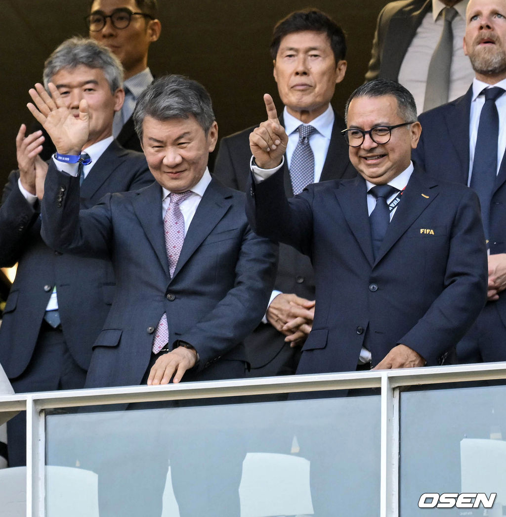 홍명보 감독이 이끄는 대한민국 축구대표팀은 19일 오전 10시(이하 한국시간) 멕시코 과달라하라의 에스타디오 과달라하라에서 열린 2026 국제축구연맹(FIFA) 북중미 월드컵 조별리그 A조 2차전에서 멕시코에 0-1로 패했다.이로써 한국은 1승 1패, 승점 3으로 멕시코(승점 6)에 이어 조 2위가 됐다. 체코와 남아프리카공화국이 나란히 승점 1에 머물러 있는 만큼 한국은 남아공과 최종전에서 무승부만 거둬도 조 2위를 확보할 수 있다.경기에 앞서 대한민국 정몽규 대한축구협회 회장이 인사를 하고 있다. 2026.06.19 /sunday@osen.co.kr