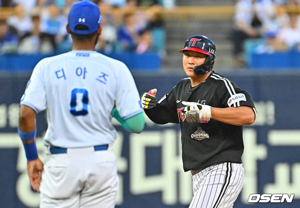 8일 대구삼성라이온즈파크에서 2026 신한 SOL KBO 리그 삼성 라이온즈와 LG 트윈스의 경기가 열렸다. 홈팀 삼성은 오러클린이, 방문팀 LG는 임찬규가 선발 출전했다. LG 트윈스 이재원이 4회초 2사 1루 좌중간 역전 1타점 2루타를 치고 세리머니를 하고 있다. 2026.07.08 / foto0307@osen.co.kr