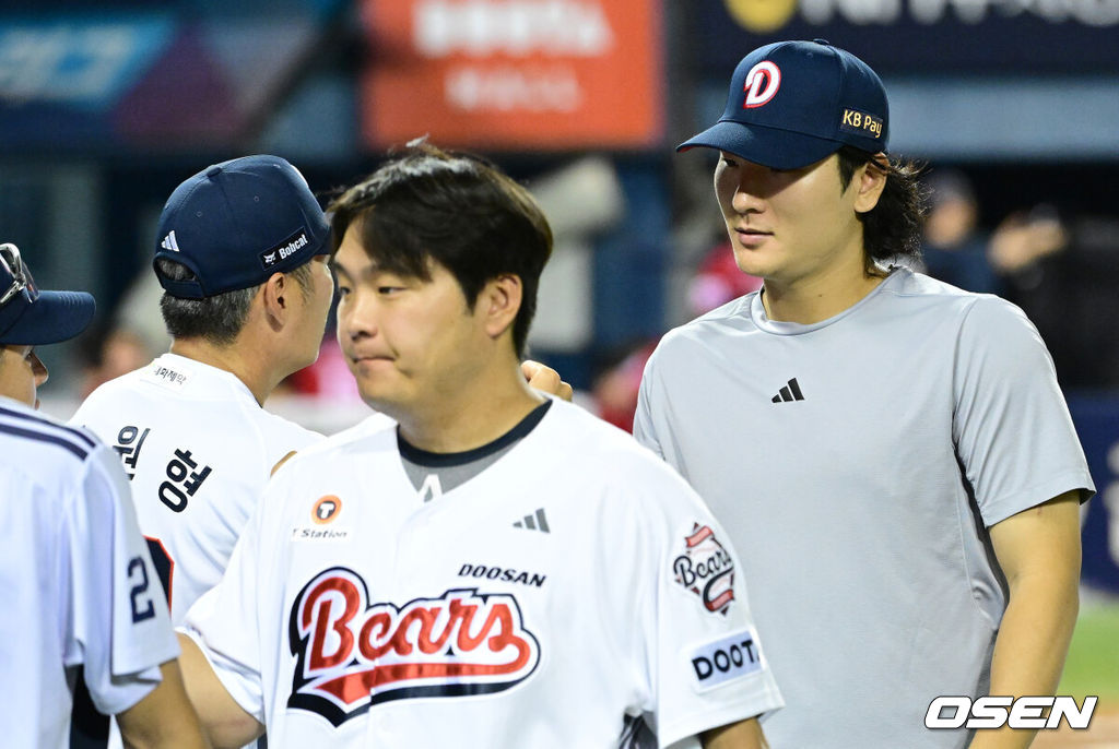 8일 서울 잠실야구장에서 ‘2026 신한 SOL Bank KBO리그’ 두산 베어스와 SSG 랜더스의 경기가 열렸다.이날 경기는 홈팀 두산이 곽빈의 7이닝 1실점 호투를 앞세워 7-3으로 승리하며 전날 패배를 설욕했다.경기를 마치고 승리투수 두산 곽빈과 김원형 감독이 인사를 나누고 있다. 2026.07.08 / dreamer@osen.co.kr