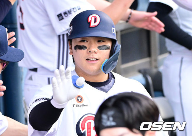 [OSEN=잠실, 최규한 기자] 8일 서울 잠실야구장에서 ‘2026 신한 SOL Bank KBO리그’ 두산 베어스와 SSG 랜더스의 경기가 열렸다.홈팀 두산은 곽빈, 방문팀 SSG는 전영준을 선발로 내세웠다.2회말 2사 3루 상황 두산 윤준호가 역전 좌월 투런포를 날리고 홈을 밟은 뒤 더그아웃 동료들과 기뻐하고 있다. 2026.07.08 / dreamer@osen.co.kr