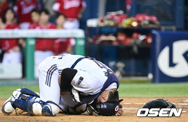 [OSEN=잠실, 최규한 기자] 8일 서울 잠실야구장에서 ‘2026 신한 SOL Bank KBO리그’ 두산 베어스와 SSG 랜더스의 경기가 열렸다.홈팀 두산은 곽빈, 방문팀 SSG는 전영준을 선발로 내세웠다.5회초 2사 주자없는 상황 두산 포수 윤준호가 SSG 이지영의 타구에 맞아 고통스러워하고 있다. 2026.07.08 / dreamer@osen.co.kr