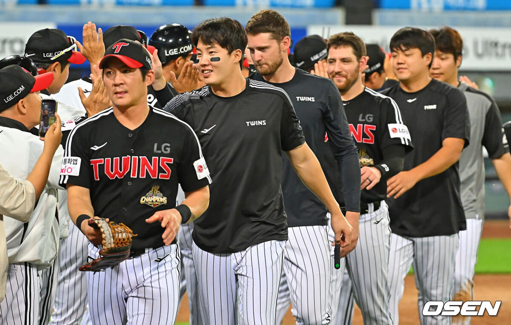 8일 대구삼성라이온즈파크에서 2026 신한 SOL KBO 리그 삼성 라이온즈와 LG 트윈스의 경기가 열렸다. 홈팀 삼성은 오러클린이, 방문팀 LG는 임찬규가 선발 출전했다. LG 트윈스 임찬규와 선수들이 삼성 라이온즈에 8-2로 승리한 후 하이파이브를 하고 있다. 2026.07.08 / foto0307@osen.co.kr