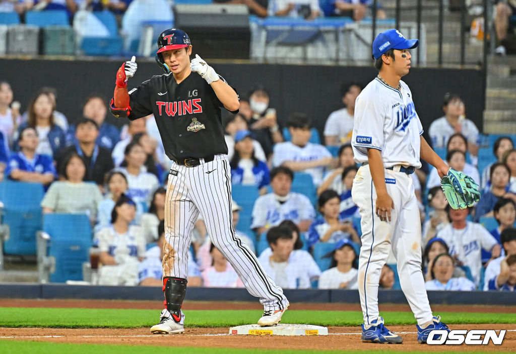 8일 대구삼성라이온즈파크에서 2026 신한 SOL KBO 리그 삼성 라이온즈와 LG 트윈스의 경기가 열렸다. 홈팀 삼성은 오러클린이, 방문팀 LG는 임찬규가 선발 출전했다. LG 트윈스 홍창기가 4회초 2사 1,3루 중견수 오른쪽 2타점 3루타를 치고 세리머니를 하고 있다. 2026.07.08 / foto0307@osen.co.kr
