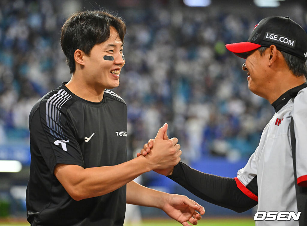 8일 대구삼성라이온즈파크에서 2026 신한 SOL KBO 리그 삼성 라이온즈와 LG 트윈스의 경기가 열렸다. 홈팀 삼성은 오러클린이, 방문팀 LG는 임찬규가 선발 출전했다. LG 트윈스 임찬규가 삼성 라이온즈에 8-2로 승리한 후 하이파이브를 하고 있다. 2026.07.08 / foto0307@osen.co.kr