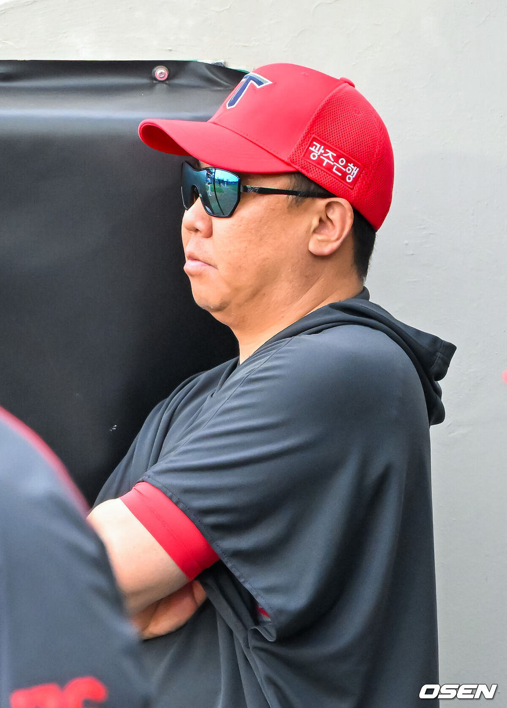 3일 광주-기아 챔피언스필드에서 2026 신한 SOL KBO 리그 KIA 타이거즈와 롯데 자이언츠의 경기가 열렸다.이날 KIA는 황동하, 롯데는 김진욱을 선발로 내세웠다.KIA 이범호 감독이 덕아웃에서 경기를 주시하고 있다. 2026.06.03 / rumi@osen.co.kr
