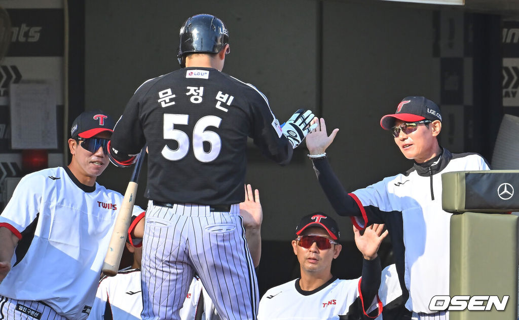 28일 부산 사직야구장에서 2026 신한 SOL KBO 리그 롯데 자이언츠와 LG 트윈스의 경기가 열렸다. 홈팀 롯데는 비슬리가, 방문팀 LG는 장현식이 선발 출전했다. LG 트윈스 문정빈이 2회초 좌월 솔로 홈런을 치고 염경엽 감독과 하이파이브를 하고 있다. 2026.06.28 / foto0307@osen.co.kr