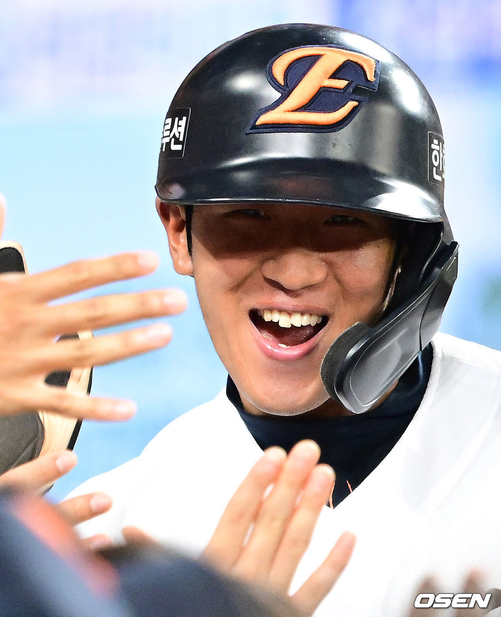 경로 이탈한 이도훈. 멋쩍은 미소와 함께 지각 하이파이브