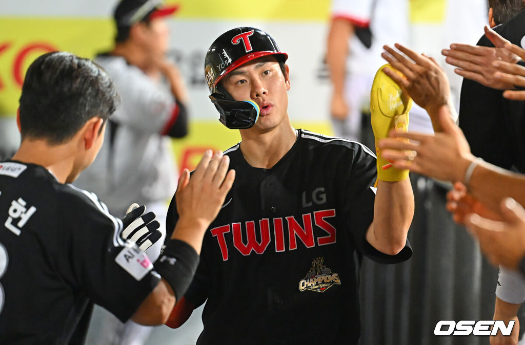 8일 대구삼성라이온즈파크에서 2026 신한 SOL KBO 리그 삼성 라이온즈와 LG 트윈스의 경기가 열렸다. 홈팀 삼성은 오러클린이, 방문팀 LG는 임찬규가 선발 출전했다. LG 트윈스 홍창기가 6회초 2사 1,3루 문보경 타석때 삼성 라이온즈 이재희의 폭투에 득점을 올리고 하이파이브를 하고 있다. 2026.07.08 / foto0307@osen.co.kr