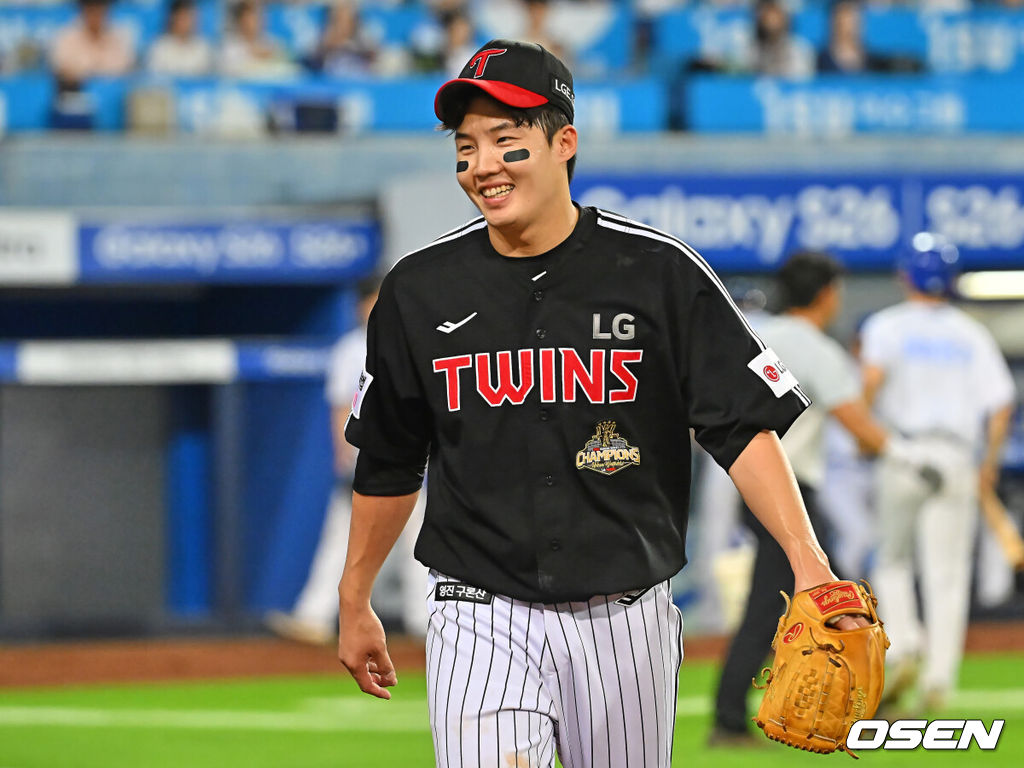 8일 대구삼성라이온즈파크에서 2026 신한 SOL KBO 리그 삼성 라이온즈와 LG 트윈스의 경기가 열렸다. 홈팀 삼성은 오러클린이, 방문팀 LG는 임찬규가 선발 출전했다. LG 트윈스 임찬규가 5회말 2사 1,2루 김성윤의 우익수 앞 안타때 삼성 라이온즈 강민호를 홈에서 잡고 미소짓고 있다. 2026.07.08 / foto0307@osen.co.kr