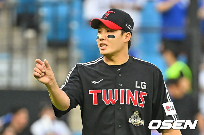 [OSEN=대구, 이석우 기자] 8일 대구삼성라이온즈파크에서 2026 신한 SOL KBO 리그 삼성 라이온즈와 LG 트윈스의 경기가 열렸다. 홈팀 삼성은 오러클린이, 방문팀 LG는 임찬규가 선발 출전했다. LG 트윈스 선발 투수 임찬규가 볼 궤적에 아쉬워하고 있다. 2026.07.08 / foto0307@osen.co.kr