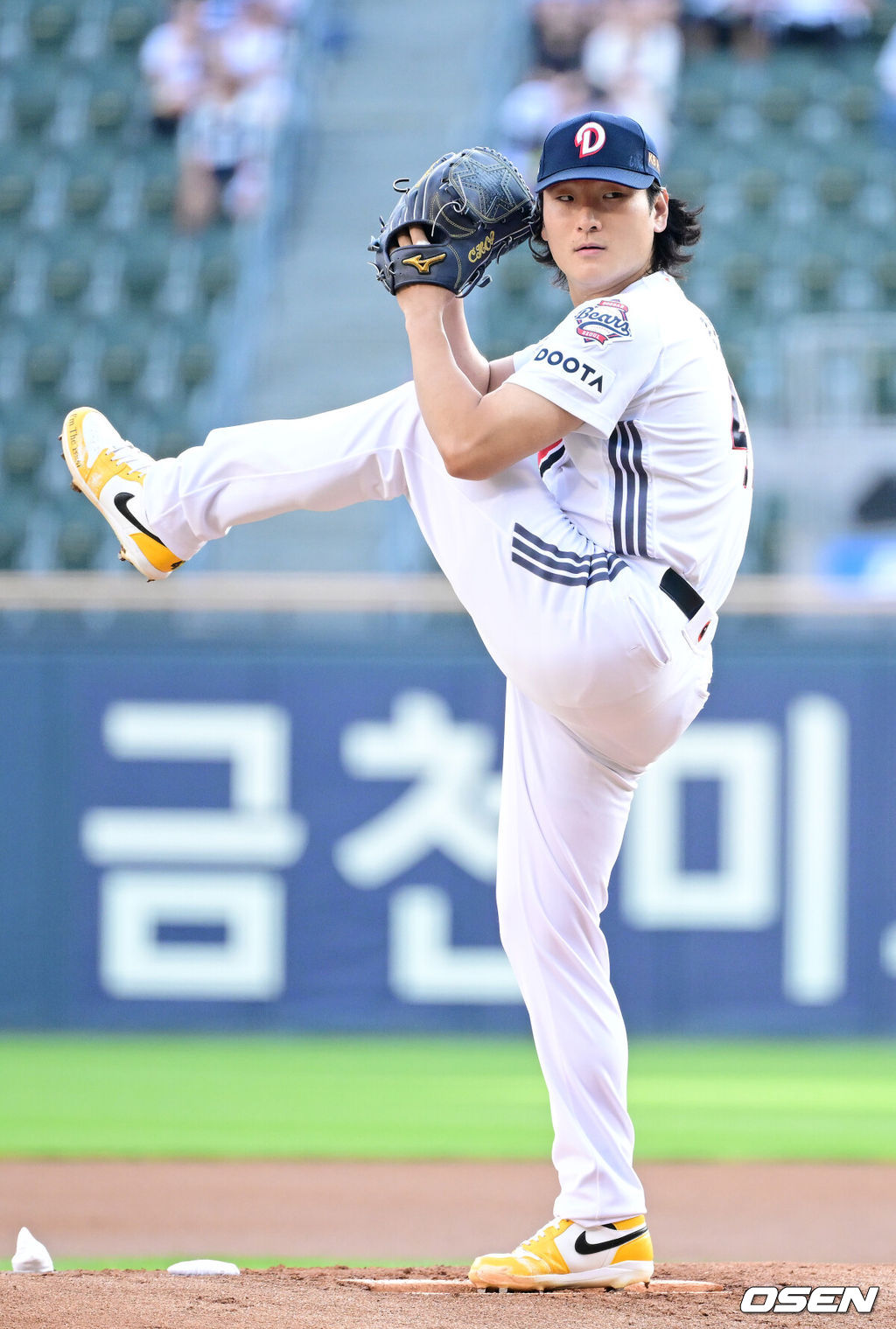 8일 서울 잠실야구장에서 ‘2026 신한 SOL Bank KBO리그’ 두산 베어스와 SSG 랜더스의 경기가 열렸다.홈팀 두산은 곽빈, 방문팀 SSG는 전영준을 선발로 내세웠다.1회초 두산 선발 곽빈이 힘차게 공을 뿌리고 있다. 2026.07.08 / dreamer@osen.co.kr