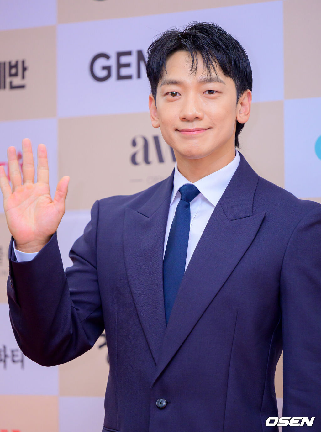 제46회 황금촬영상 시상식이 8일 오후 서울 논현동 건설회관 CG아트홀에서 열렸다.황금촬영상은 1977년부터 (사)한국영화촬영감독협회에서 직접 진행하고, 집행하며, 운영을 하는 영화제이다.황금촬영상 촬영감독이 뽑은 인기상을 수상한 배우 정지훈이 포토타임을 하고 있다. 2026.06.08 / jpnews@osen.co.kr