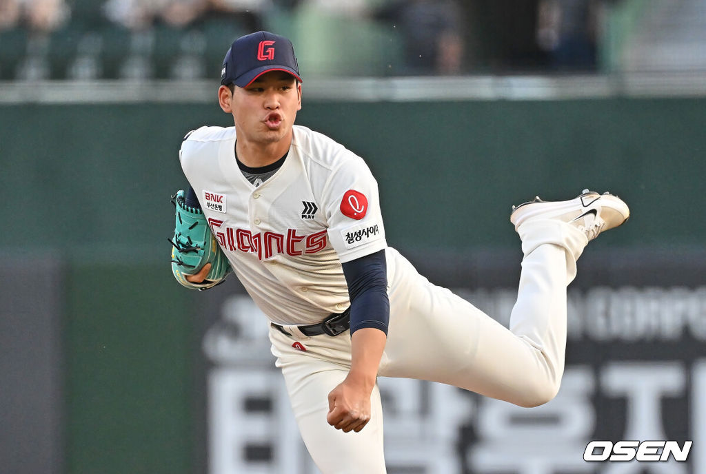 28일 부산 사직야구장에서 2026 신한 SOL KBO 리그 롯데 자이언츠와 LG 트윈스의 경기가 열렸다. 홈팀 롯데는 김진욱이, 방문팀 LG는 이정용이 선발 출전했다.롯데 자이언츠 선발 투수 김진욱이 역투하고 있다. 2026.05.28 / foto0307@osen.co.kr