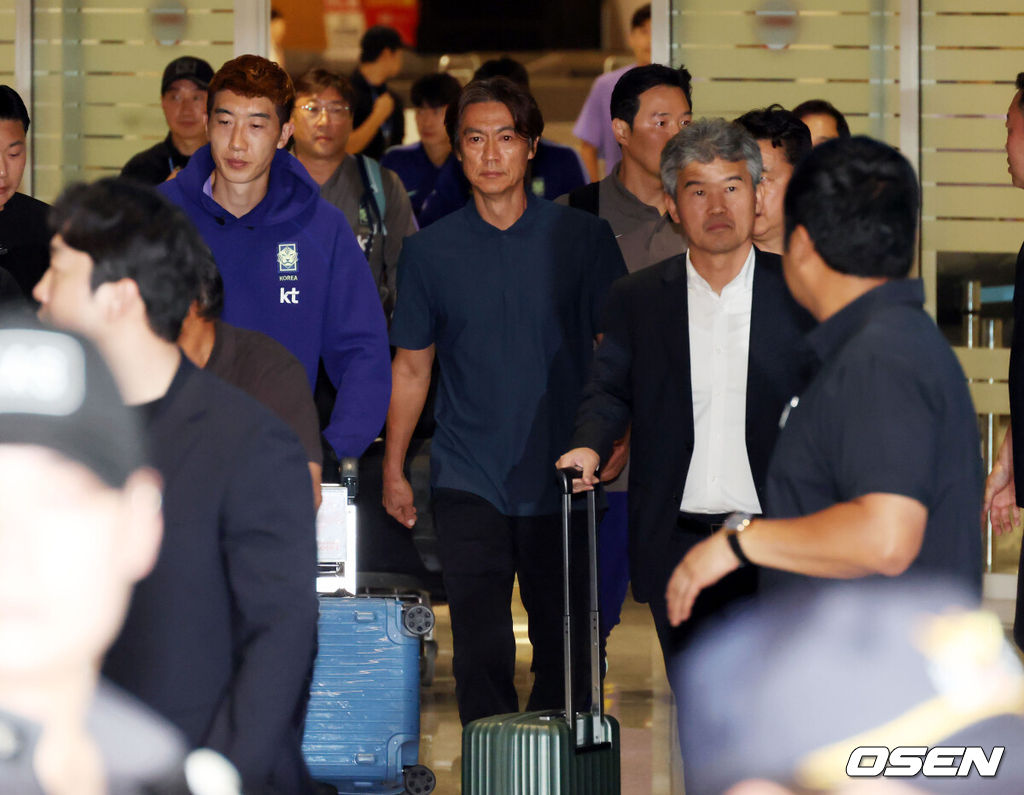 32강 진출에 실패한 대한민국 축구대표팀 중 홍명보 감독을 비롯해 김민재, 황희찬, 설영우, 이강인 등 선수 8명이 30일 새벽  인천국제공항을 통해 귀국했다. 손흥민 등 나머지 선수들은 쪼개져서 각자 귀국한다. 대표팀 귀국 본진은 30일 새벽 인천공항에 도착한다.홍명보 감독과 대표팀 선수들이 입국하고 있다. 2026.06.30 / rumi@osen.co.kr