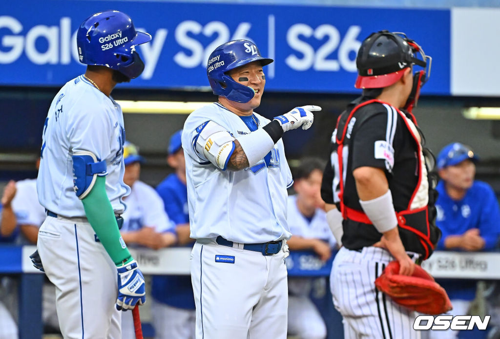 8일 대구삼성라이온즈파크에서 2026 신한 SOL KBO 리그 삼성 라이온즈와 LG 트윈스의 경기가 열렸다. 홈팀 삼성은 오러클린이, 방문팀 LG는 임찬규가 선발 출전했다. 삼성 라이온즈 최형우가 1회말 2사 1루 우월 2점 홈런을 치고 비디오 판독을 기다리고 있다. 2026.07.08 / foto0307@osen.co.kr