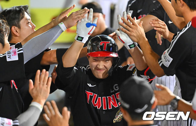 [OSEN=대구, 이석우 기자] 8일 대구삼성라이온즈파크에서 2026 신한 SOL KBO 리그 삼성 라이온즈와 LG 트윈스의 경기가 열렸다. 홈팀 삼성은 오러클린이, 방문팀 LG는 임찬규가 선발 출전했다. LG 트윈스 문정빈이 8회초 중월 솔로 홈런을 치고 하이파이브를 하고 있다. 삼성 구단이 트랙맨으로 측정한 홈런 비거리는 148m였다. 2026.07.08 / foto0307@osen.co.kr