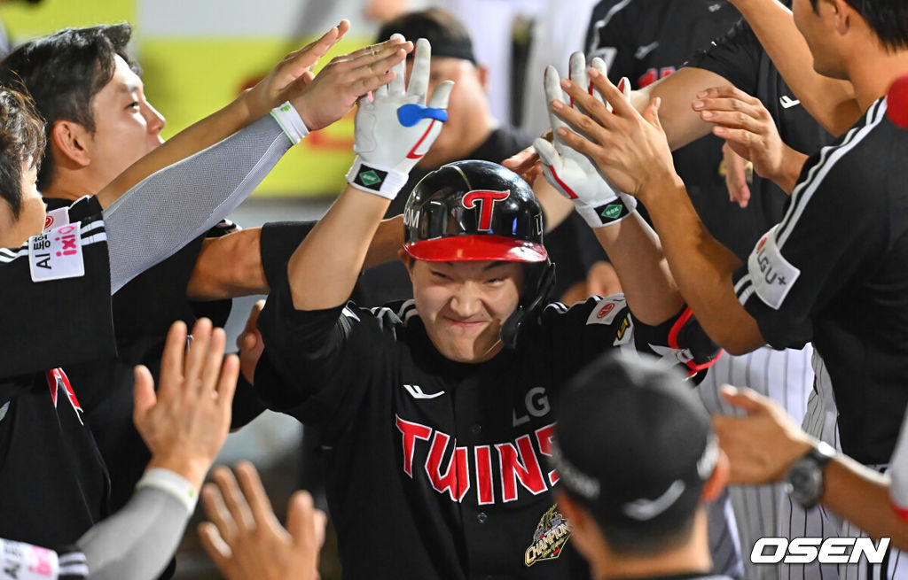 8일 대구삼성라이온즈파크에서 2026 신한 SOL KBO 리그 삼성 라이온즈와 LG 트윈스의 경기가 열렸다. 홈팀 삼성은 오러클린이, 방문팀 LG는 임찬규가 선발 출전했다. LG 트윈스 문정빈이 8회초 중월 솔로 홈런을 치고 하이파이브를 하고 있다. 삼성 구단이 트랙맨으로 측정한 홈런 비거리는 148m였다. 2026.07.08 / foto0307@osen.co.kr