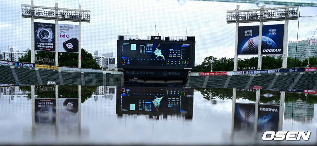 9일 서울 잠실야구장에서 ‘2026 신한 SOL Bank KBO리그’ 두산 베어스와 SSG 랜더스의 경기가 열린다.홈팀 두산은 잭 로그, 방문팀 SSG는 토마스 해치를 선발로 예고했다.사진은 오전 부터 내린 비에 젖은 잠실야구장의 모습. 2026.07.09 / dreamer@osen.co.kr