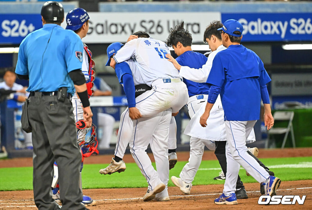 8일 대구삼성라이온즈파크에서 2026 신한 SOL KBO 리그 삼성 라이온즈와 LG 트윈스의 경기가 열렸다. 홈팀 삼성은 오러클린이, 방문팀 LG는 임찬규가 선발 출전했다. 삼성 라이온즈 류지혁이 6회초 무사 2루 투수 희생번트를 댄 LG 트윈스 구본혁과 충돌해 업혀 나가고 있다. 2026.07.08 / foto0307@osen.co.kr