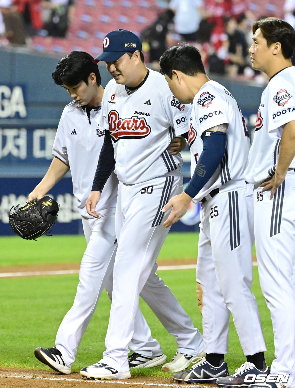 8일 서울 잠실야구장에서 ‘2026 신한 SOL Bank KBO리그’ 두산 베어스와 SSG 랜더스의 경기가 열렸다.이날 경기는 홈팀 두산이 곽빈의 7이닝 1실점 호투를 앞세워 7-3으로 승리하며 전날 패배를 설욕했다.강습 타구를 맞았지만 경기를 마무리지은 두산 이영하가 승리 인사를 나누기 위해 이동하고 있다. 이영하를 걱정하는 양의지. 2026.07.08 / dreamer@osen.co.kr