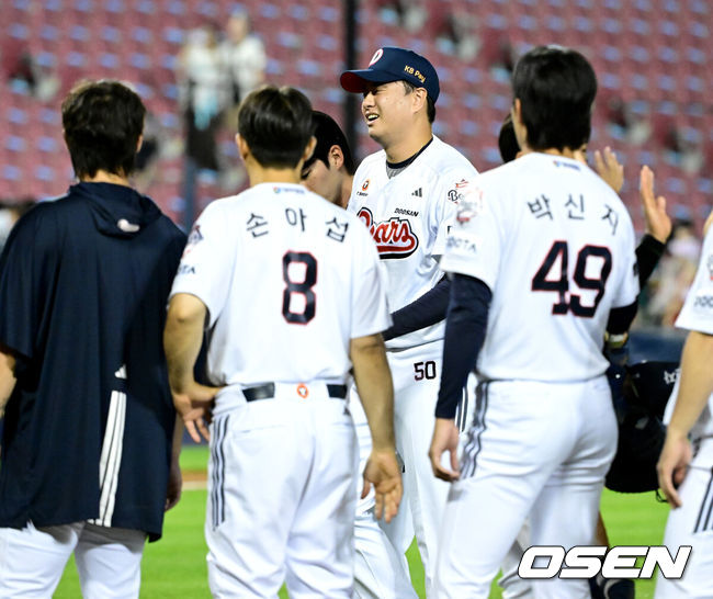 [OSEN=잠실, 최규한 기자] 8일 서울 잠실야구장에서 ‘2026 신한 SOL Bank KBO리그’ 두산 베어스와 SSG 랜더스의 경기가 열렸다.이날 경기는 홈팀 두산이 곽빈의 7이닝 1실점 호투를 앞세워 7-3으로 승리하며 전날 패배를 설욕했다.강습 타구를 맞았지만 경기를 마무리지은 두산 이영하가 승리 인사를 나누기 위해 이동하고 있다. 이영하를 걱정하는 두산 선수단. 2026.07.08 / dreamer@osen.co.kr