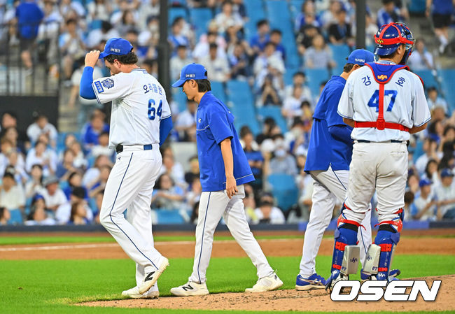 [OSEN=대구, 이석우 기자] 8일 대구삼성라이온즈파크에서 2026 신한 SOL KBO 리그 삼성 라이온즈와 LG 트윈스의 경기가 열렸다. 홈팀 삼성은 오러클린이, 방문팀 LG는 임찬규가 선발 출전했다. 삼성 라이온즈 선발 투수 오러클린이 4회초 역전을 허용하고 교체되고 있다. 2026.07.08 / foto0307@osen.co.kr