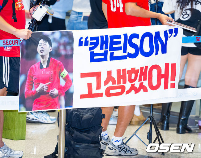 [OSEN=인천공항, 민경훈 기자] 한국 축구대표팀의 ‘캡틴’ 손흥민(LAFC)이 월드컵 탈락 후 1일 새벽 인천국제공항을 통해 귀국했다.한편, 손흥민은 지난 달 30일 월드컵 탈락 후 자신의 소셜미디어를 통해 처음으로 심경을 밝혔다. 홍명보 감독을 비롯해 김민재, 황희찬, 설영우, 이강인 등 선수 8명은 전날인 지난 달 30일 새벽 입국했다.대표팀 손흥민을 응원하는 플래카드가 펼쳐져 있다. 2026.07.01 / rumi@osen.co.kr