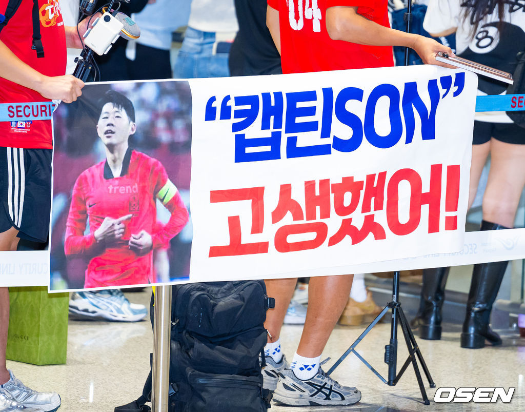 한국 축구대표팀의 ‘캡틴’ 손흥민(LAFC)이 월드컵 탈락 후 1일 새벽 인천국제공항을 통해 귀국했다.한편, 손흥민은 지난 달 30일 월드컵 탈락 후 자신의 소셜미디어를 통해 처음으로 심경을 밝혔다. 홍명보 감독을 비롯해 김민재, 황희찬, 설영우, 이강인 등 선수 8명은 전날인 지난 달 30일 새벽 입국했다.대표팀 손흥민을 응원하는 플래카드가 펼쳐져 있다. 2026.07.01 / rumi@osen.co.kr