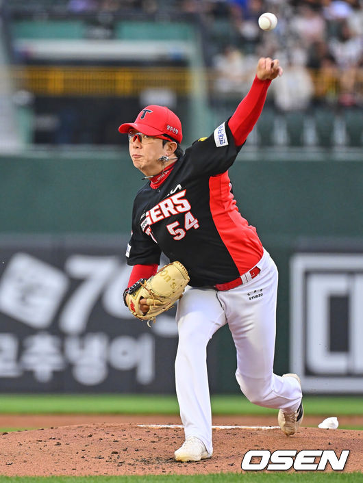 [OSEN=부산, 이석우 기자] 9일 부산 사직야구장에서 2026 신한 SOL KBO 리그 롯데 자이언츠와 KIA 타이거즈의 경기가 열렸다. 홈팀 롯데는 김진욱이, 방문팀 KIA는 양현종이 선발 출전했다.KIA 타이거즈 선발 투수 양현종이 역투하고 있다. 2026.07.09 / foto0307@osen.co.kr